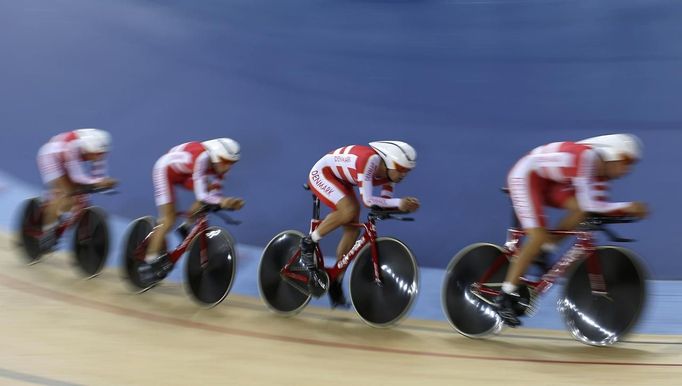 Dánský cyklistický tým při stíhací jízdě na olympijském velodromu.