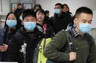 Nový virus se podle čínských úřadů šíří stále rychleji. Infekční je už od prvního dne