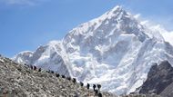 Horolezci a trekaři postupují z Lobuche směrem k základnímu táboru pod Everestem v oblasti Solukhumbu. Každý krok je výzvou, řídnoucí vzduch, strmé svahy a dechberoucí výhledy tvoří nezapomenutelnou součást himálajského dobrodružství.