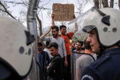 Další nepokoje v Idomeni. Makedonská policie zastavila stovky uprchlíků z Řecka slzným plynem