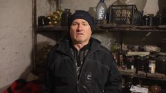 Spí ve sklepích po šesti lidech a nemají elektřinu. Jak žijí lidé v ukrajinské vesnici v první linii?