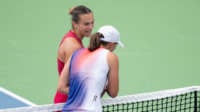 Aryna Sabalenková a Iga Šwiateková po semifinále v Cincinnati.