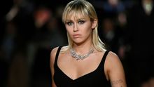 Od renesance až k Lady Gaga a Miley Cyrus: Jak se neviditelné obočí vrací do módy