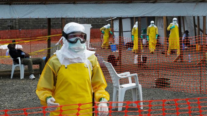Afrika bojuje s ebolou.