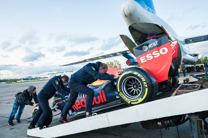 Mechanici Red Bullu provedli pit stop ve stavu beztáže