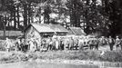 Sádky Třeboň, 1907. Na dobovém snímku je zachycen Jan Schwarzenberg (muž buřinkou na hlavě)