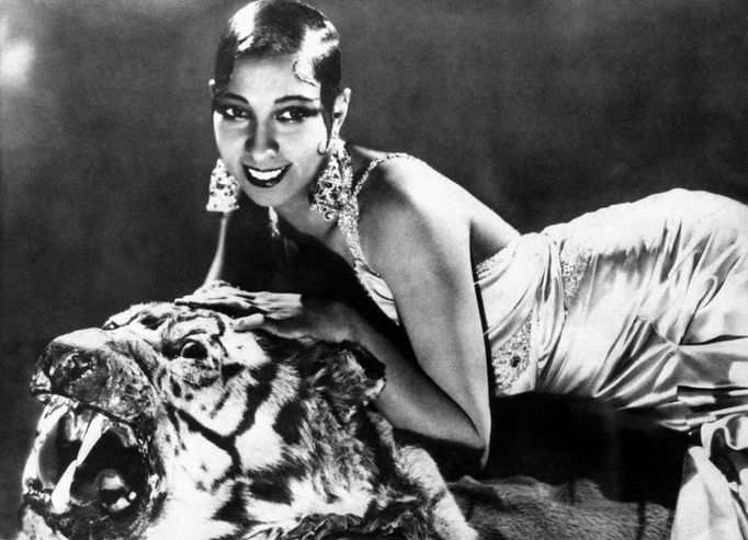 Josephine se díky své nespoutanosti a pohybovému nadání stala hvězdou pařížských podniků, jako byly Folies-Bergere nebo Casino de Paris.