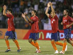 Arménský tým se raduje po zápase s Portugalskem. Už je jisté, že Arméni na Euro nepostoupí, jejich ambice mohly být ale vyšší. Nebýt zapomenuté války
