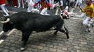 A runner falls near an El Pilar fighting bull at the Estafeta corner during the fourth running of the bulls at the San Fermin festival in Pamplona July 10, 2012. Several runners suffered light injuries in the fastest run (two minutes and twenty-two seconds) so far in this festival, according to local media. REUTERS/Susana Vera (SPAIN - Tags: SOCIETY ANIMALS) Published: Čec. 10, 2012, 7:46 dop.