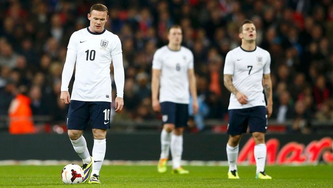 Angličané Rooney, Jones a Wilshere po porážce s Chile