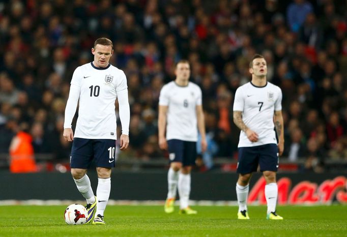 Angličané Rooney, Jones a Wilshere po porážce s Chile