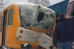 Nákladní auto se srazilo s vlakem, tři lidé zraněni