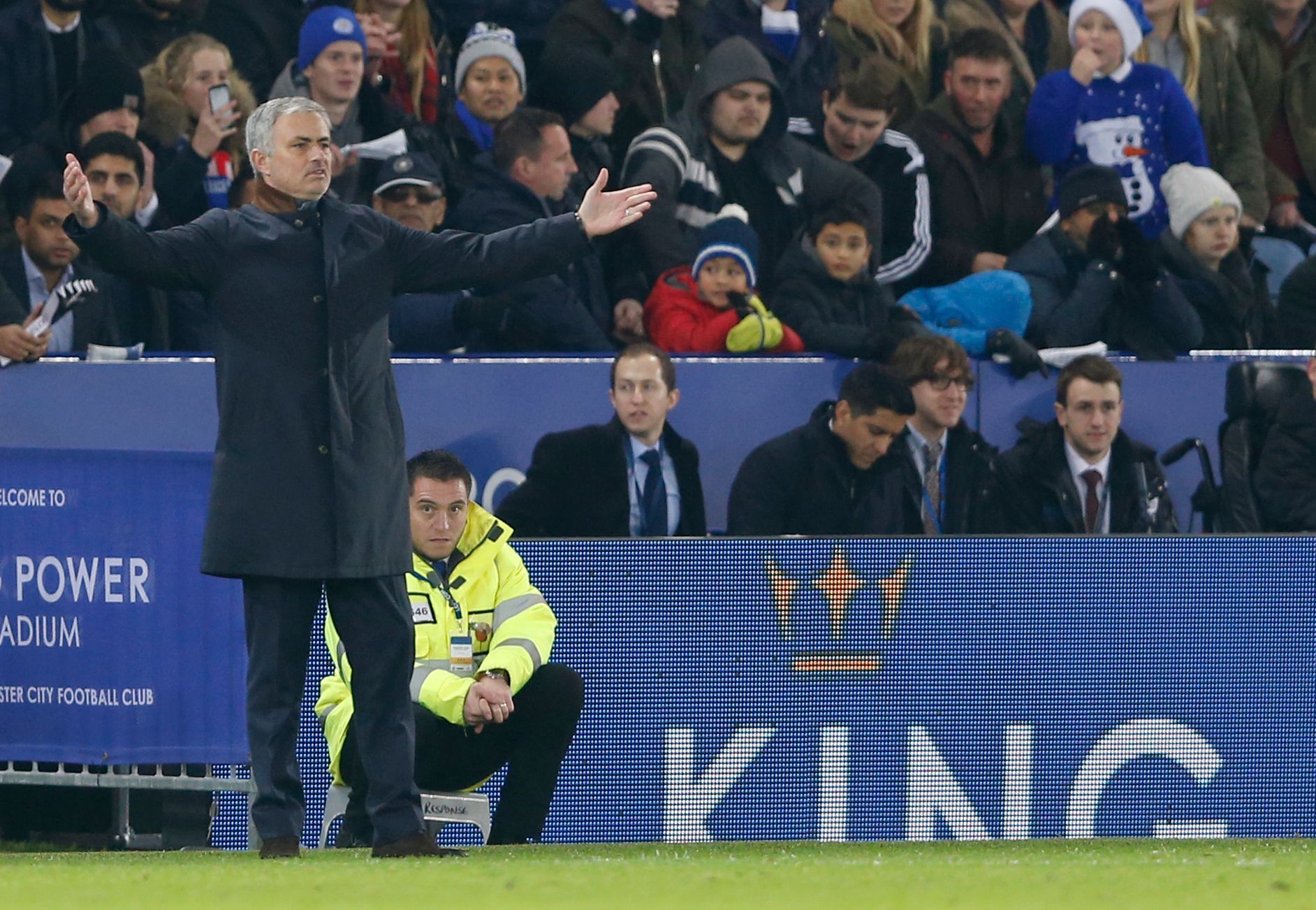 José Mourinho během zápasu Chelsea proti Leicesteru