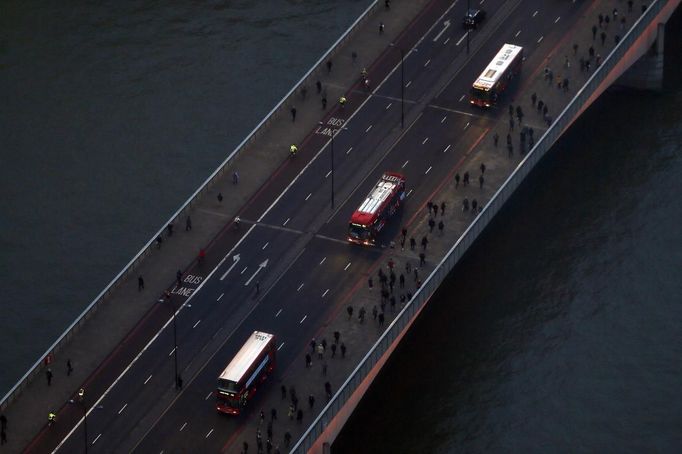 ATTENTION EDITORS - EMBARGOED FOR PUBLICATION TO 00:01 GMT JANUARY 11, 2013 Buses cross London Bridge in an aerial view taken from The View gallery at the Shard, western Europe's tallest building, in London January 7, 2013. The View, the public viewing deck accessible by high speed elevators on the 309 metre (1013 feet) Shard building, opens on February 1. Picture taken January 7, 2013. REUTERS/Stefan Wermuth (BRITAIN - Tags: TRAVEL CITYSCAPE) TEMPLATE OUT Published: Led. 10, 2013, 12:05 odp.