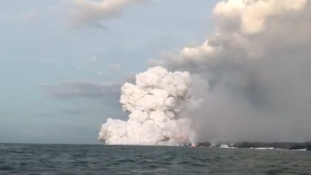 Lávová bomba zasáhla na Havaji loď. Zranila 23 lidí