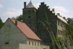 Na zámku v Horní Libchavě vypukl požár. Uhašen byl včas