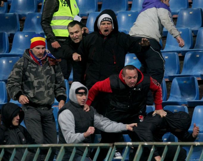 EL, Slovan-Sparta: řádění fanoušků