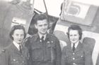 Rok 1941 - stíhač britského Královského vojenského letectva (RAF) Miroslav Liškutín před svým Spitfirem u mateřské britské 145. peruti. Snímek je z osobního archivu Jiřího Rajlicha.