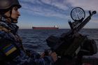 Foto: Ukrajinští vojáci stráží obilný koridor v Černém moři. Náklad hlídají před Rusy