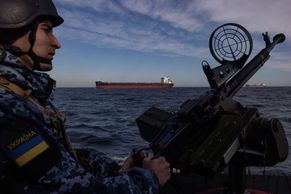 Foto: Ukrajinští vojáci stráží obilný koridor v Černém moři. Náklad hlídají před Rusy