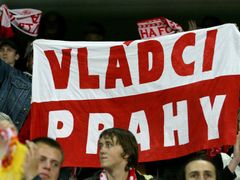 Fanoušci Slavie si současnou situaci v lize náležitě vychutnávají. A hráči jim jejich podporu vrchovatě odplácí.