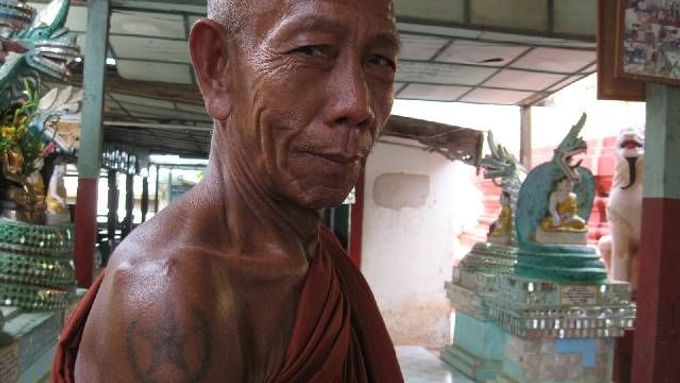 Buddhističtí mniši se v barmské společnosti těší velkému respektu