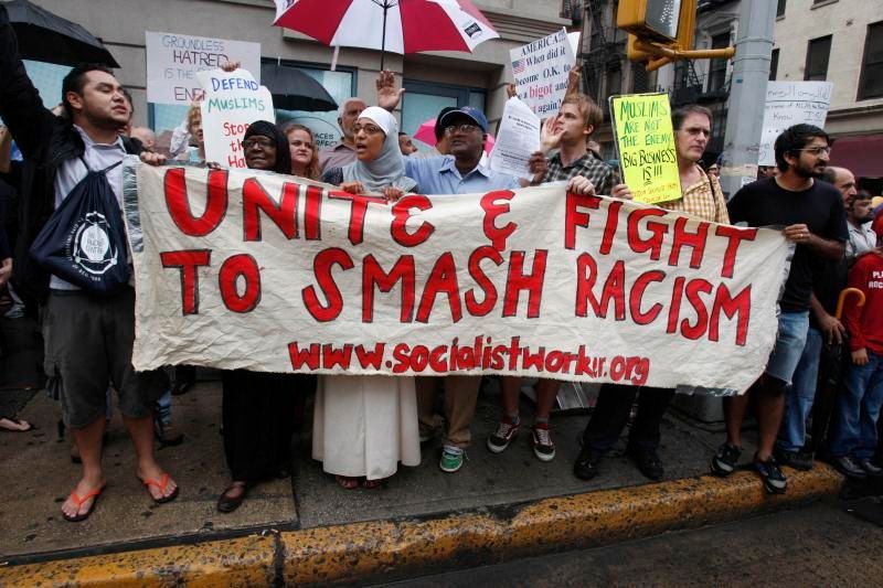 New York - mešita - demonstrace "pro" i "proti"