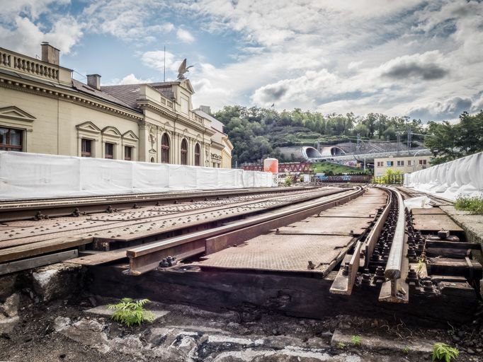 Rekonstrukce Negrelliho viaduktu na snímku z roku 2017