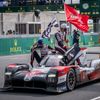 Toyota posádky Sébastien Buemi, Kazuki Nakadžima a Brendon Hartley v závodě 24 hodin Le Mans 2020