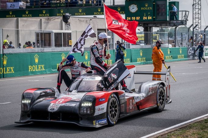 Toyota posádky Sébastien Buemi, Kazuki Nakadžima a Brendon Hartley v závodě 24 hodin Le Mans 2020