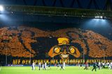 Fanoušci Dortmundu vítali před zápase svoje miláčky velkým transparentem a choreem jasně naznačujícím, po čem na konci sezony touží.