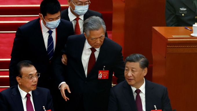 Chu Ťin-tchao a Si Ťin-pching v momentě, kdy bývalého prezidenta vyvádí ochranka ze sálu.