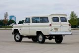Americké automobilky obecně rády vyráběly off-roady pouze s třídveřovou karoserií. Až do začátku 90. let se jí držel také Chevrolet Suburban. Na snímku je verze z roku 1966, za povšimnutí stojí také dvoukřídlé dveře do zavazadlového prostoru.
