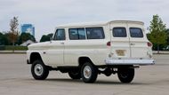 Americké automobilky obecně rády vyráběly off-roady pouze s třídveřovou karoserií. Až do začátku 90. let se jí držel také Chevrolet Suburban. Na snímku je verze z roku 1966, za povšimnutí stojí také dvoukřídlé dveře do zavazadlového prostoru.