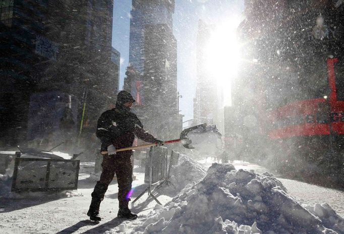 Muž se za hustého sněžení snaží v centru New Yorku udržet chodníky průchozí.