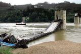 V březnu 2001 se v Portugalsku sesul do řeky více než sto let starý most Hintze-Ribeiro. Nehoda si vyžádala 59 obětí, záchranné operace tehdy velmi ztížilo špatné počasí.