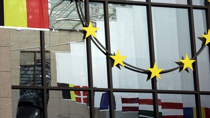 Za těmito okny, v sídle Rady EU v Bruselu, se vedou složitá jednání o osudu evropské ústavy.