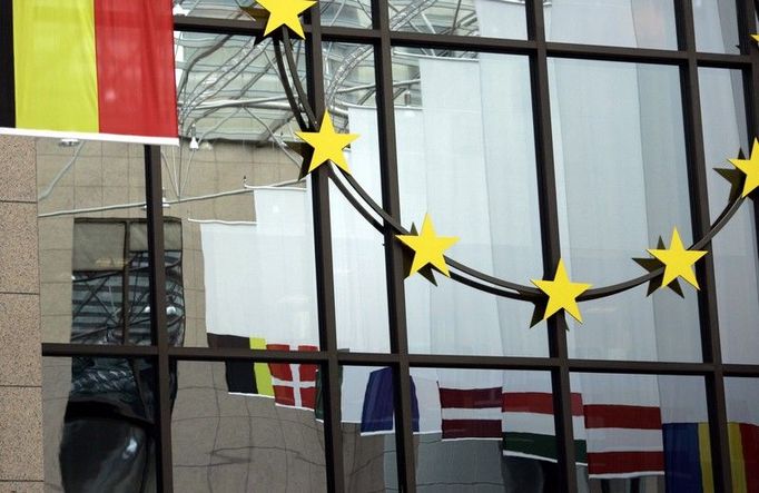 Za těmito okny, v sídle Rady EU v Bruselu, se vedou složitá jednání o osudu evropské ústavy.