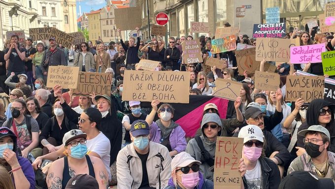 Tato skupina bránila letos v dubnu účastníkům Pochodu pro život v cestě do centra Prahy. Někteří účastníci žalují policii, že byla vůči protestujícím benevolentní.