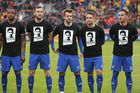 Rovněž hráči hostujícího Baníku uctili památku českého reprezentanta tričky s jeho fotografií.