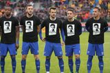 Rovněž hráči hostujícího Baníku uctili památku českého reprezentanta tričky s jeho fotografií.