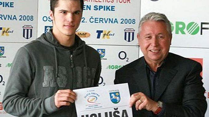 Běžec Jakub Holuša stál ještě před dvěma lety na tribuně a nadšeně sledoval borce na Zlaté tretře. Nyní byl na tiskové konferenci představen jako jedna z hvězd.