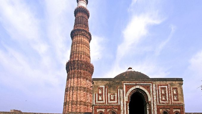 Farmáři chtějí odškodné za to, že jim sebrali půdu a postavili na ní hlavní město Dillí. Na snímku nejvyšší cihlový minaret světa Kutub Minar.