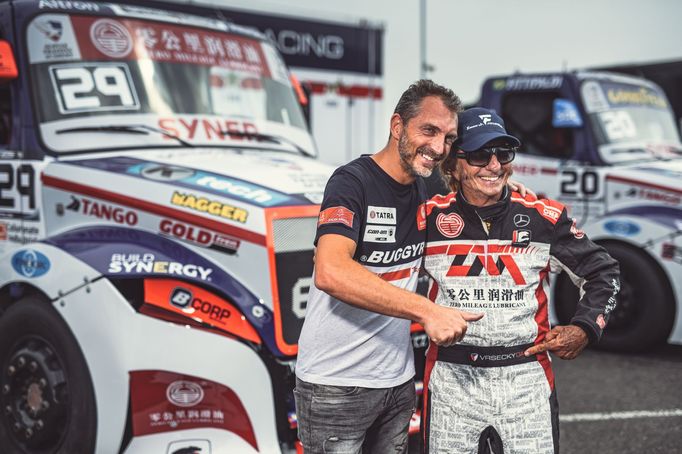 David Vršecký a Emerson Fittipaldi při testech tahače Buggyra v Mostě