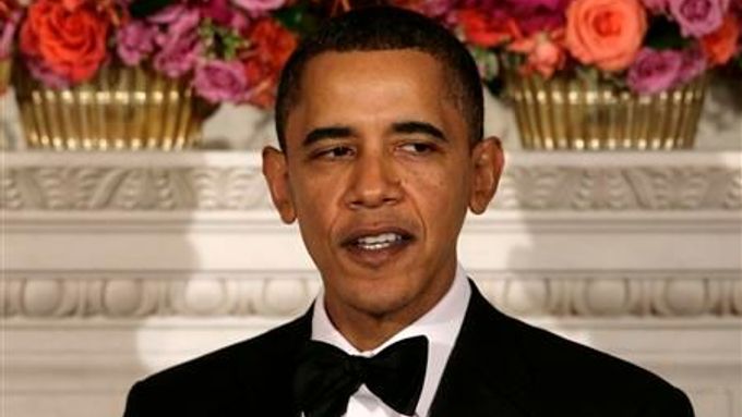 Barack Obama na úterním plese guvernérů v Bílém domě. U přípitku mohou novináři být, u tance ne. Přestože prý prezident trénoval v Camp Davidu.