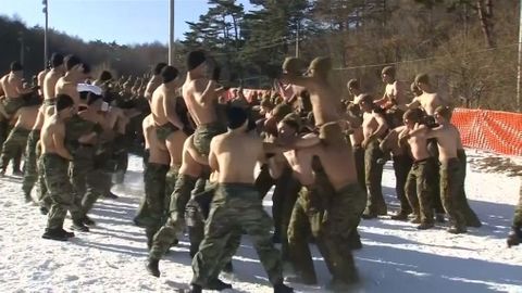 Námořníci bez triček cvičí v mrazech. Jižní Korea a USA připravují vojáky na olympiádu