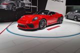 Hlavní novinkou stánku Porsche je nová barevná varianta konceptu 911 Speedster. Ten se oděl do červené, která odkazuje na závodní vozy, především proto, že takto oznamuje příchod limitované série. Ano, speedster se objeví ve výrobě, zřejmě jako poslední verze současné 911 (řada 991).
