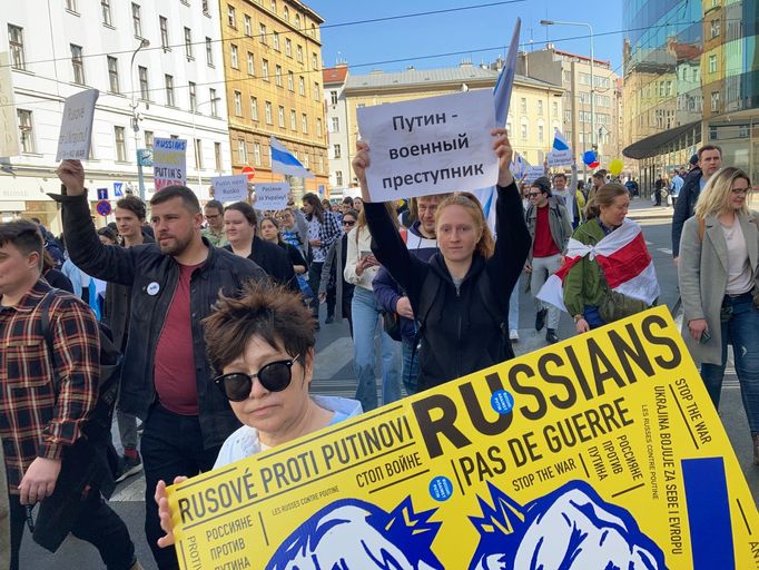 Rusové v Praze protestovali proti Putinovi a válce na Ukrajině