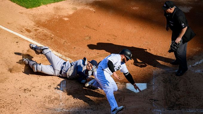 Aug 13, 2019; Chicago, IL, USA; Houston Astros catcher Robinson Chirinos (28) tags out Chicago White Sox catcher Welington Castillo (21) at home plate during the second i