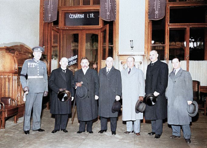 Sovětská delegace, která přijela na pohřeb Tomáše Garrigua Masaryka v září 1937. Kolorovaný snímek.